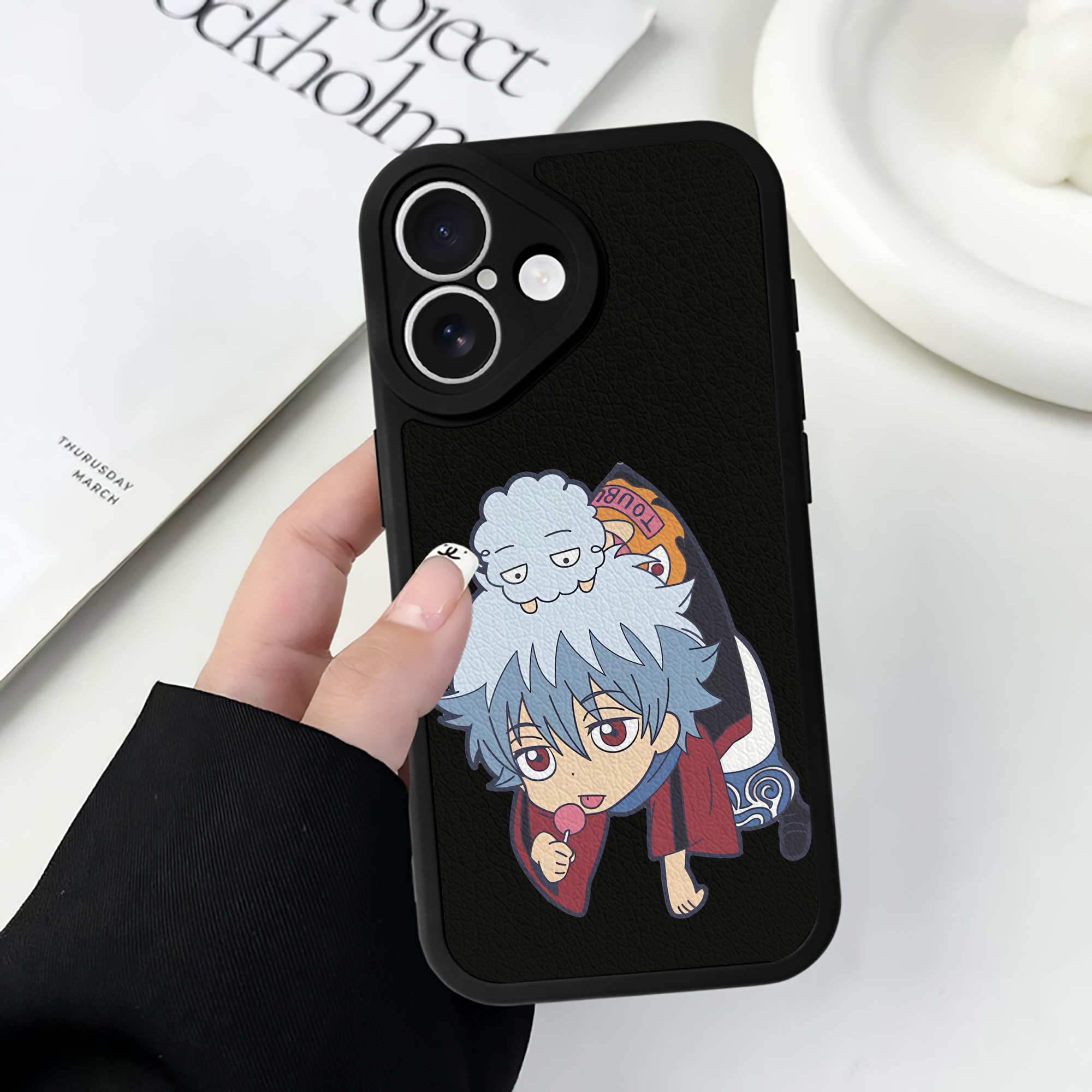 （画像用） ぎんたま 坂田銀時（さかたぎんとき） 神楽 志村新八（しむら しんぱち） GINTAMA Sakata Gintoki Kagura Shimura Shinpachi 【iPhone 16シリーズ対応】シリコンスマホケース（レザー調） 材質：シリコン